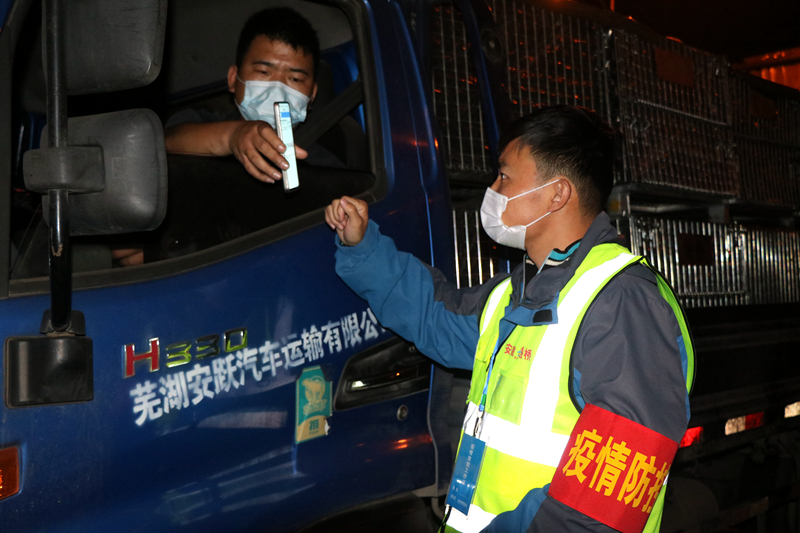 新一輪疫情發(fā)生后，安徽路橋迅速行動(dòng)，組織全體職工和勞務(wù)工人進(jìn)行全員核算檢測(cè)，筑牢疫情防控第一道防線。此外，還積極投身屬地疫情防控，踐行國(guó)企擔(dān)當(dāng)。