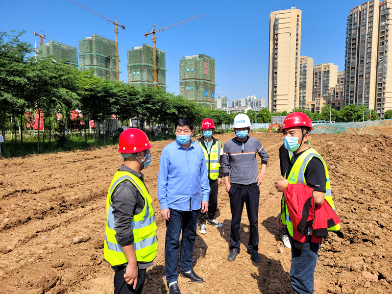 六安市重點(diǎn)工程建設(shè)管理處黨組書記、主任陳斌到長安路南延項(xiàng)目調(diào)研復(fù)工復(fù)產(chǎn)工作