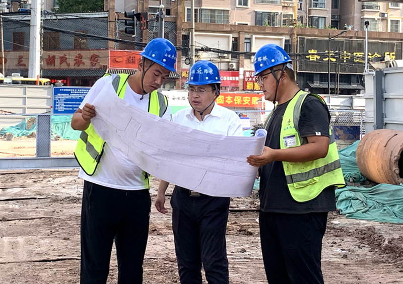 公司黨委書記、董事長(zhǎng)錢申春到機(jī)場(chǎng)S1線先行段調(diào)研安全生產(chǎn)工作