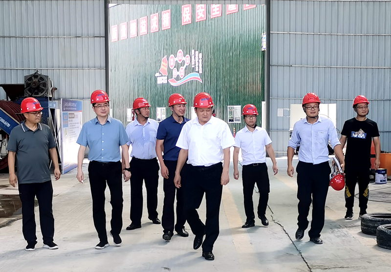 淮南市交通運輸局黨組書記、局長李輝到S16合周壽縣預(yù)制標(biāo)檢查指導(dǎo) - 副本