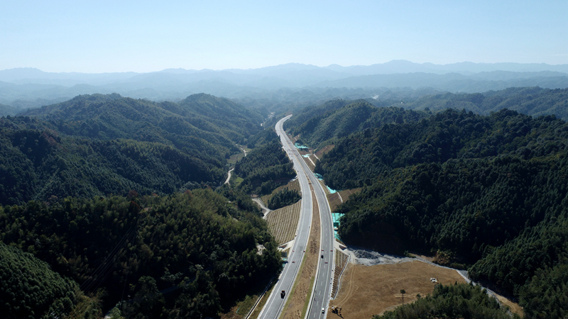 重大節(jié)點!宜遂高速P3標(biāo)主線瀝青面層全幅全線率先貫通